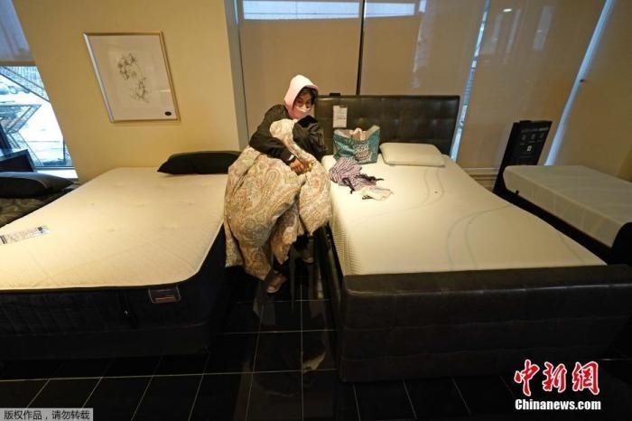 當(dāng)?shù)貢r間2月17日，美國得州的一家畫廊兼家具店內(nèi)，大批民眾來此避寒取暖，其中不乏一些人帶著被子來過夜。美國近日遭遇極寒天氣侵襲，多地氣溫創(chuàng)近年新低，其中得州災(zāi)情最嚴(yán)重，暴風(fēng)雪導(dǎo)致電網(wǎng)在酷寒中癱瘓，約400萬居民家中長時間停電。美國國家氣象局表示，得州休斯敦等地的氣溫甚至比靠近北極圈的阿拉斯加還要低。