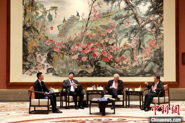 9月27日，尼山世界文明論壇在曲阜舉行，圖為該論壇的“高端訪談”活動?！×籂?攝