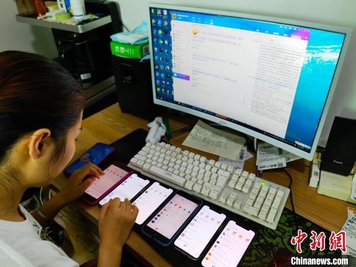 圖為網(wǎng)絡(luò)客服為網(wǎng)上“專車座套”客戶答疑釋惑?！巫雍?攝