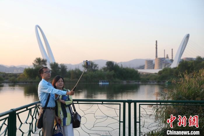 10月1日，北京冬奧公園內(nèi)的游客?！?lt;a target='_blank' href='http://www.chinanews.com/'>中新社</a> 易海菲 攝