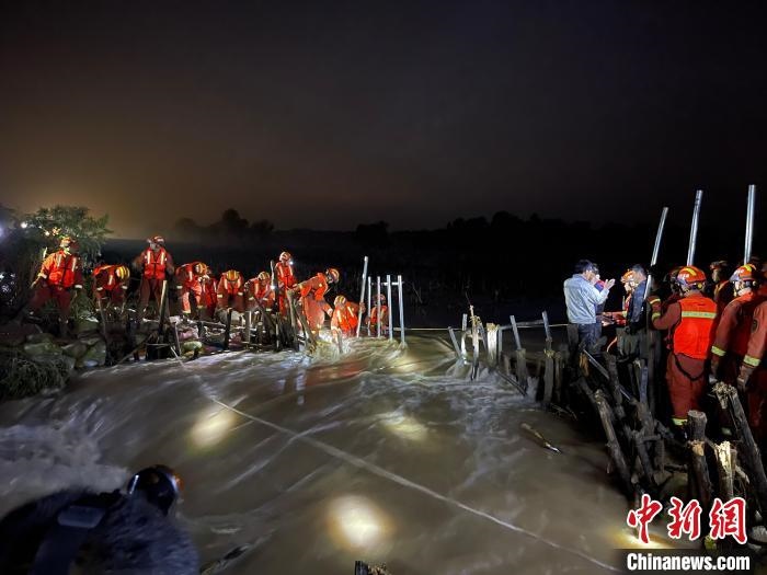 消防員分成左右兩路，同時(shí)發(fā)起決口封堵總攻。　閆旭輝 攝