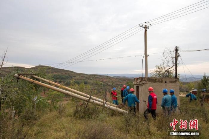 資料圖：10月11日，山西省靈石縣，電力工作人員在搶修電力設(shè)施。<a target='_blank' href='http://www.chinanews.com/'>中新社</a>記者 張云 攝 　