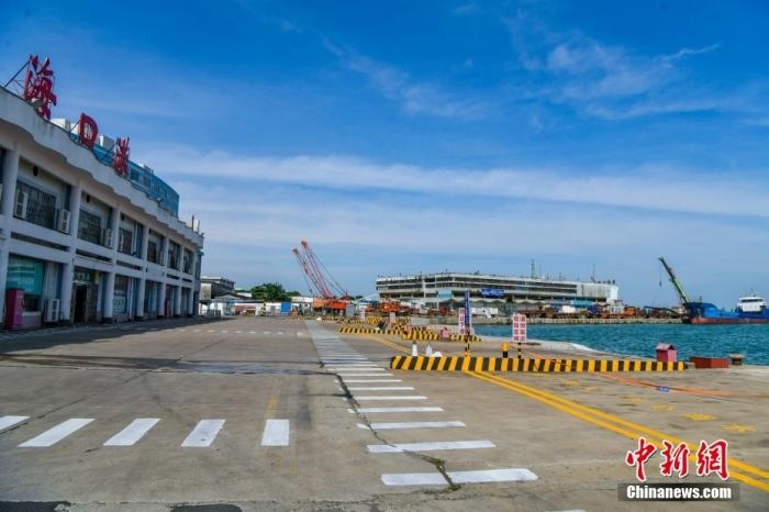10月12日7時，受臺風“圓規(guī)”影響，?？谛潞８?、秀英港、鐵路南港停止作業(yè)，瓊州海峽再次停航。圖為海口秀英港碼頭。 <a target='_blank' href='http://www.chinanews.com/'>中新社</a>記者 駱云飛 攝