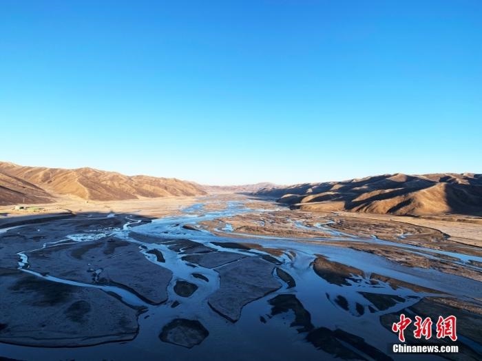 果洛州達日縣境內(nèi)的黃河。青海省果洛州地處三江源腹地，黃河在果洛境內(nèi)蜿蜒760公里，是“中華水塔”的重要組成部分和國家重要的生態(tài)安全屏障。<a target='_blank' href='http://www.chinanews.com/'>中新社</a>記者 孫睿 攝