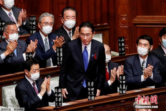 當(dāng)?shù)貢r(shí)間10月4日，日本自民黨總裁岸田文雄經(jīng)過眾院全體會(huì)議的首相指名選舉成為第100任首相。圖為岸田文雄（中）起身致謝。