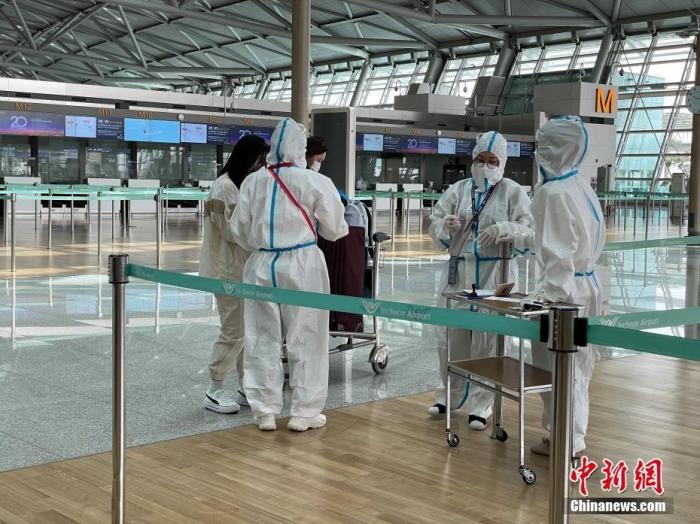 資料圖：韓國仁川國際機場工作人員嚴格執(zhí)行防疫措施。<a target='_blank' href='http://www.chinanews.com/'>中新社</a>記者 劉旭 攝　