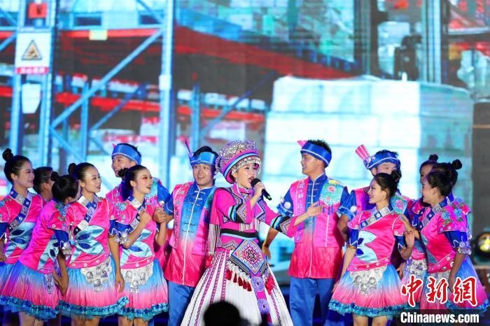 專場(chǎng)晚會(huì)上的民族歌舞表演?！涕L(zhǎng)嬌 攝