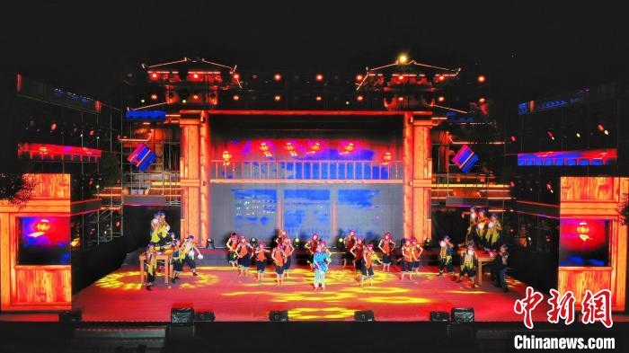 2021昭君文化旅游活動(dòng)專場(chǎng)晚會(huì)現(xiàn)場(chǎng)。　周星亮 攝