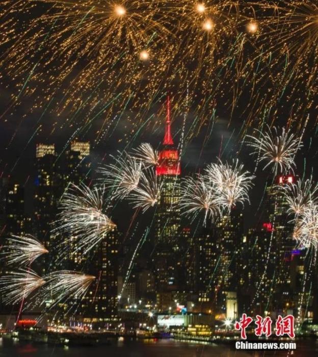 　　2018年，中國(guó)駐紐約總領(lǐng)事館前的哈德遜河上空燃放起焰火，慶祝中國(guó)狗年春節(jié)。