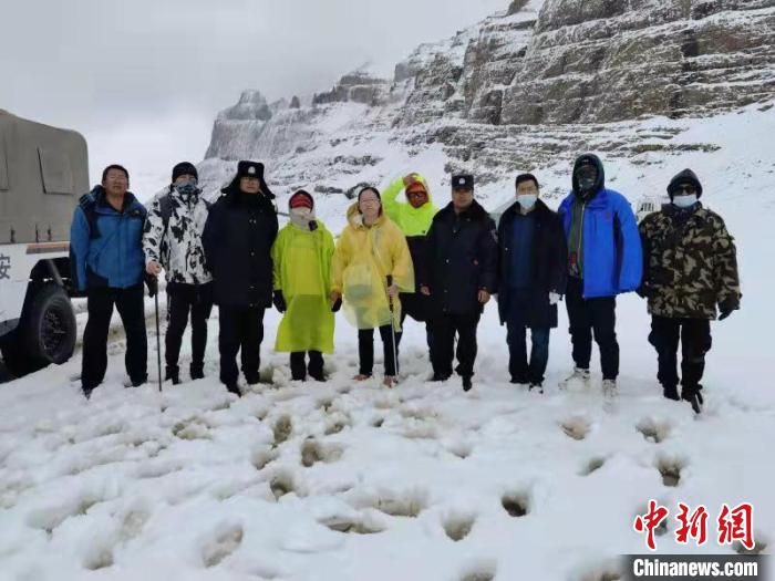 塔爾欽邊境派出所民警與被救游客合影?！“⒗镞吘彻芾碇ш?duì)供圖