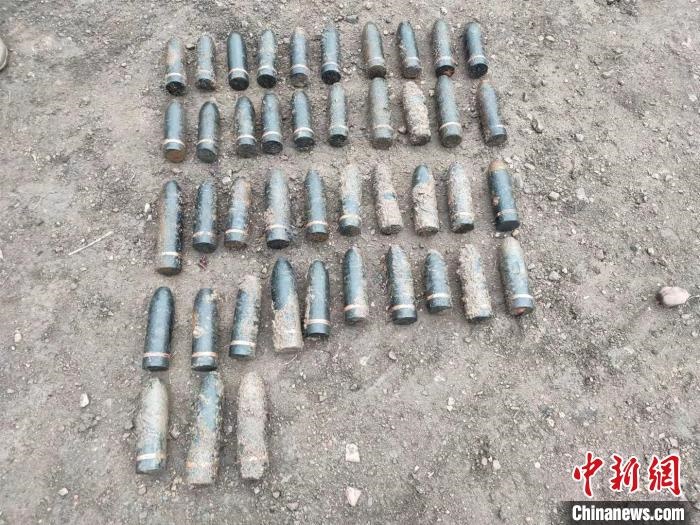 圖為發(fā)現(xiàn)的遺留炮彈?！√厝崭駱?攝