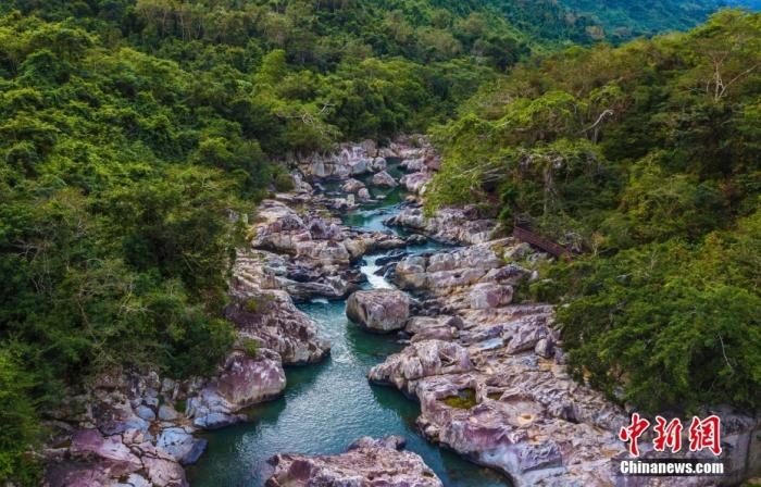 航拍海南呀諾達(dá)熱帶雨林景區(qū)，鳥瞰秀美山水、廣袤雨林。<a target='_blank' href='http://www.chinanews.com/'>中新社</a>記者 駱云飛 攝