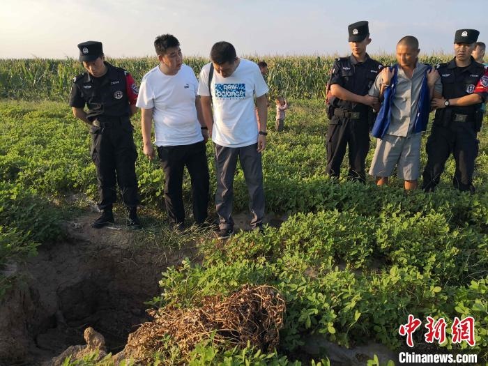 資料圖：犯罪嫌疑人辨認作案現場。　嘉祥縣公安局供圖