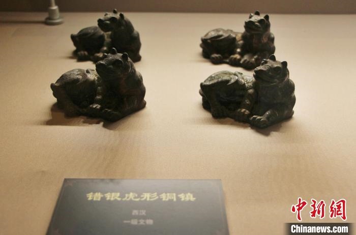 一級文物錯銀虎形銅鎮(zhèn)。　趙曉 攝