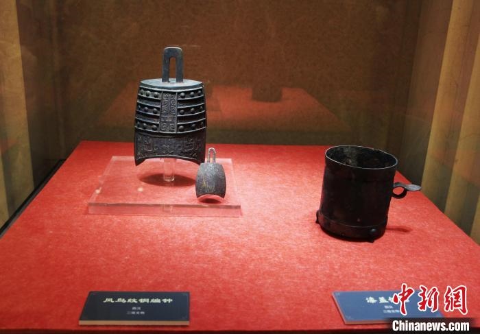 二級文物西漢鳳鳥紋銅編鐘、漆蓋銅卮?！≮w曉 攝