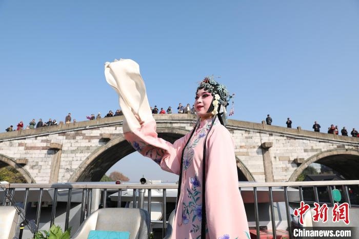2019京杭對(duì)話的大運(yùn)河京杭雅集活動(dòng)中，浙江昆劇團(tuán)國家一級(jí)演員楊崑在中國大運(yùn)河(杭州段)上進(jìn)行表演?！⌒燔?攝 攝