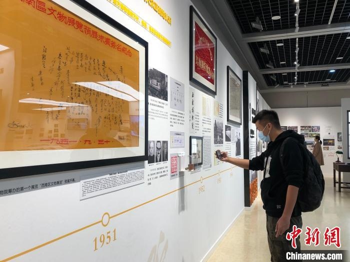 圖為市民參觀特展“我們：和博物館一起走過的日子”?！＄婌?攝