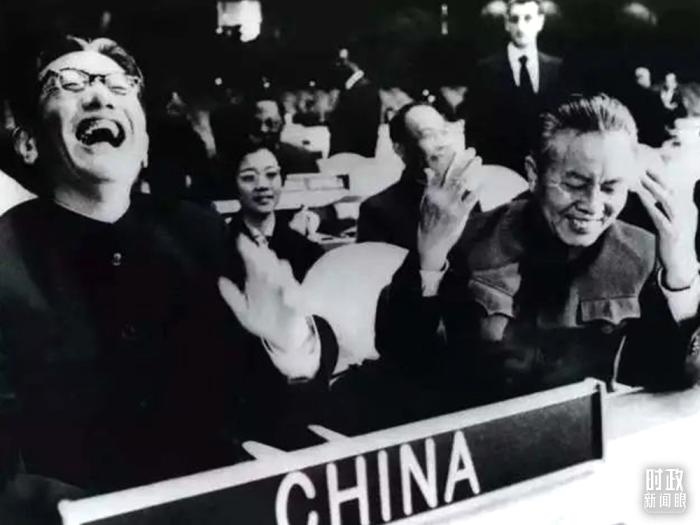 △1971年11月15日，以外交部副部長喬冠華(左一)為團(tuán)長、黃華(右一)為副團(tuán)長的中國代表團(tuán)，首次出現(xiàn)在聯(lián)合國大會上。(資料圖)