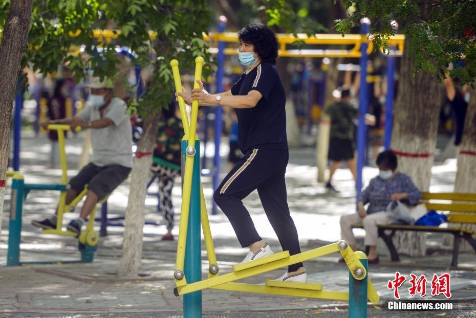 市民在體育公園利用公共健身器械鍛煉身體。 <a target='_blank' href='http://www.chinanews.com/'>中新社</a>記者 劉新 攝