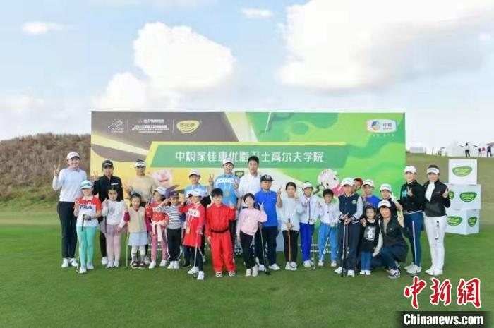 比賽賽間的非凡健康新生活體驗(yàn)活動吸引了眾多小球員 劉壯 攝