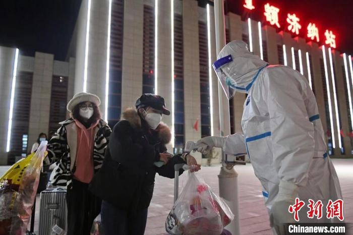 圖為滯留游客被有序轉(zhuǎn)運(yùn)至低風(fēng)險(xiǎn)地區(qū)。　王磊 攝