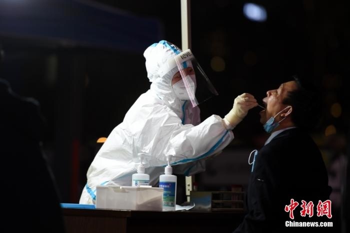 醫(yī)護(hù)人員為居民做核酸檢測(cè)。 <a target='_blank' href='http://www.chinanews.com/'>中新社</a>記者 何蓬磊 攝