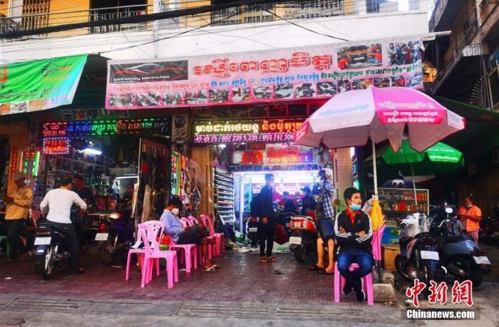 圖為金邊市中心的烏亞西市場(chǎng)，不少店鋪恢復(fù)營業(yè)。 <a target='_blank' href='http://www.chinanews.com/'>中新社</a>記者 歐陽開宇 攝