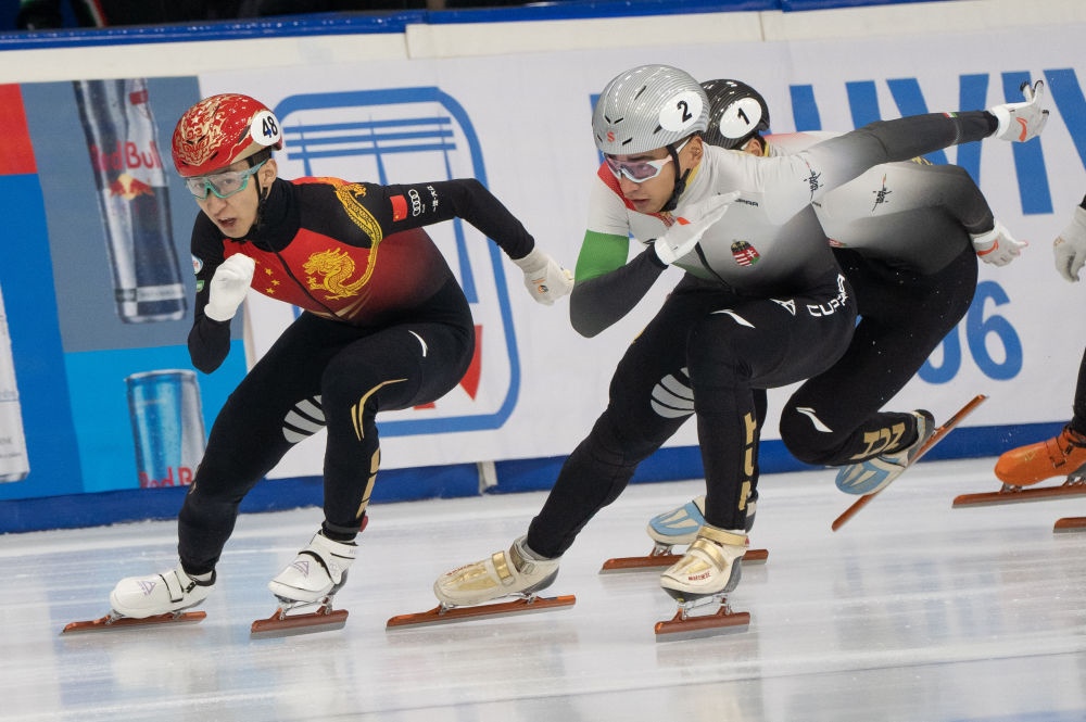 11月20日，中國選手武大靖(左)和匈牙利選手劉少林在比賽中。劉少林奪得冠軍，武大靖獲得第四名。新華社發(fā)(弗爾季·奧蒂洛 攝)