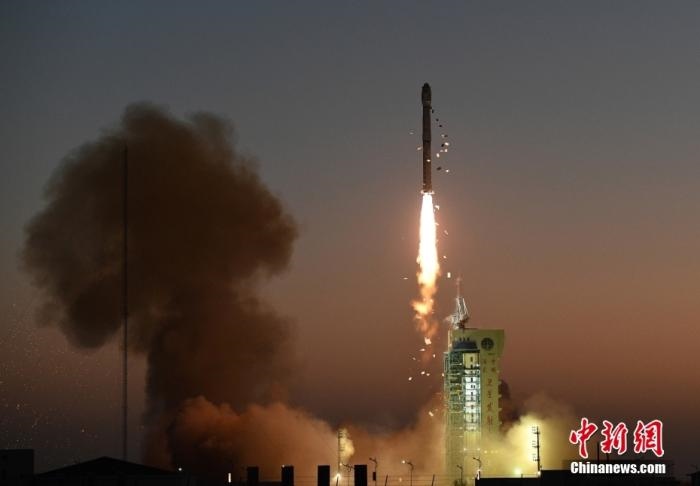 11月23日7時45分，中國在酒泉衛(wèi)星發(fā)射中心用長征四號丙運載火箭，成功將高分三號02星發(fā)射升空。<a target='_blank' href='/'>中新社</a>發(fā) 汪江波 攝 　