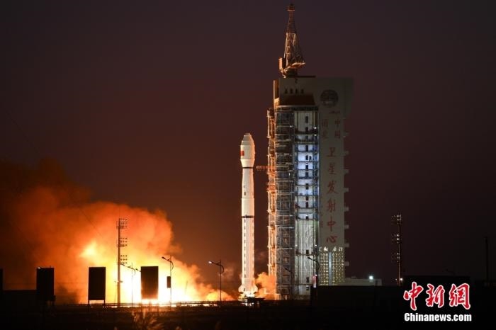 11月23日7時45分，中國在酒泉衛(wèi)星發(fā)射中心用長征四號丙運載火箭，成功將高分三號02星發(fā)射升空。 <a target='_blank' href='/'>中新社</a>發(fā) 汪江波 攝 　