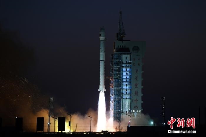 11月23日7時45分，中國在酒泉衛(wèi)星發(fā)射中心用長征四號丙運載火箭，成功將高分三號02星發(fā)射升空。 <a target='_blank' href='/'>中新社</a>發(fā) 汪江波 攝