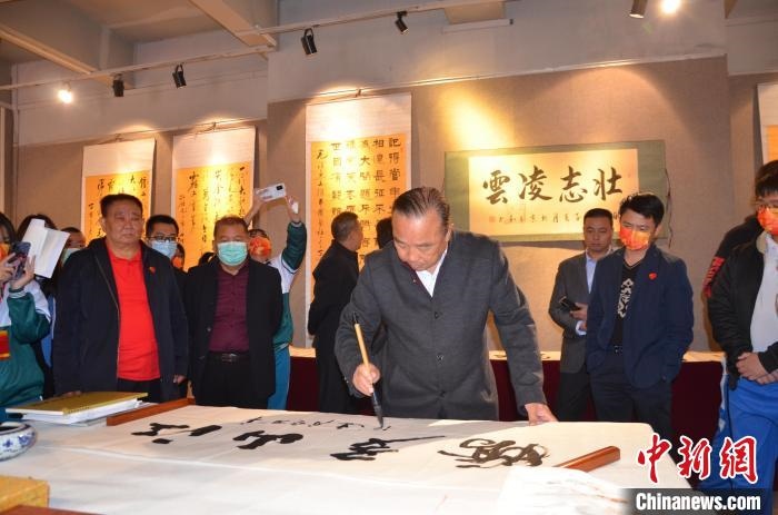 圖為“鐵軍老戰(zhàn)士”、著名書法家、解放軍報(bào)原副總編輯連俊義少將現(xiàn)場揮毫?！☆佇玛?攝 攝
