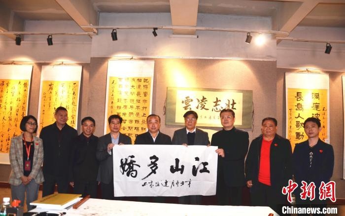圖為百名將軍書畫展活動(dòng)現(xiàn)場。　顏新陽 攝 攝