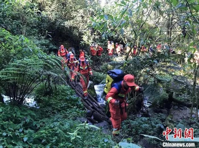 圖為搜救隊員在搜尋失聯人員。普洱市消防救援支隊供圖