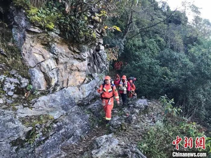 圖為搜救隊員在搜尋失聯人員。普洱市消防救援支隊供圖