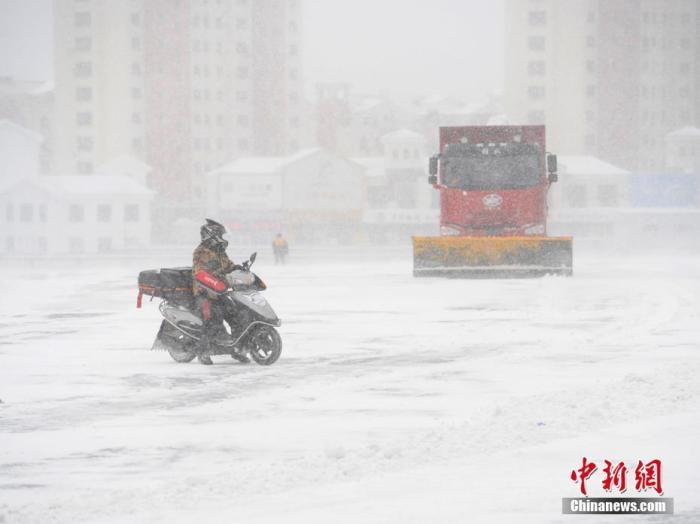 資料圖：市民冒雪出行。 <a target='_blank' href='/'>中新社</a>記者 張瑤 攝