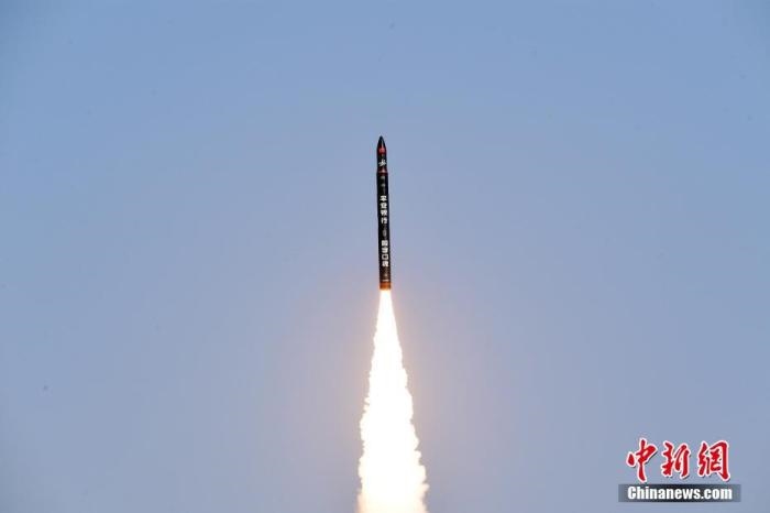 北京時間2021年12月7日12時12分，谷神星一號遙二運載火箭在中國酒泉衛(wèi)星發(fā)射中心成功發(fā)射升空，將搭載的天津大學一號、麗澤一號、寶醞號、金紫荊五號、金紫荊一號03星等5顆小衛(wèi)星順利送入預定軌道，發(fā)射任務獲得圓滿成功。汪江波 攝