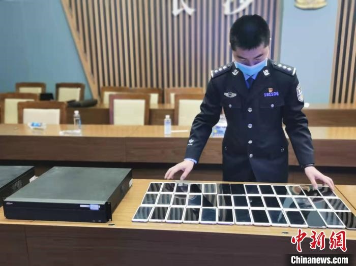 民警展示作案工具?！￠L沙市公安局供圖