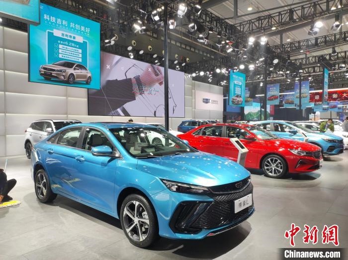 長沙國際車展上展出的汽車?！√菩∏?攝