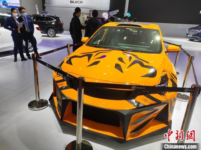 長沙國際車展上展出的汽車?！√菩∏?攝