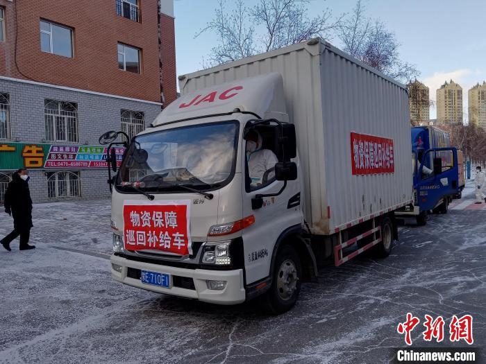 圖為滿洲里物資保障巡回補(bǔ)給車隊(duì)配貨現(xiàn)場(chǎng)?！∏靥饌?攝