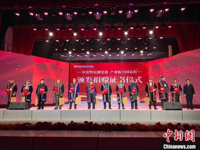阿勒泰地區(qū)牧民靠企業(yè)的幫扶走上了致富道路。　郭靜琨 攝
