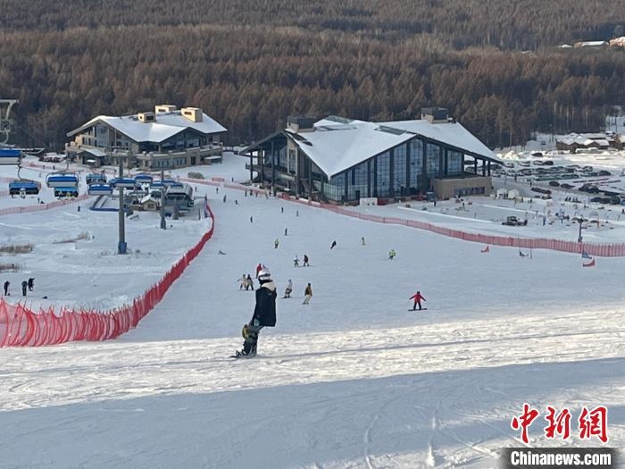 在吉林白山體驗滑雪的游客眾多?！⊙潡?攝