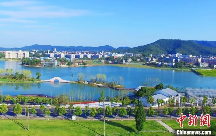 后湖藝術(shù)園?！√菩∏?攝