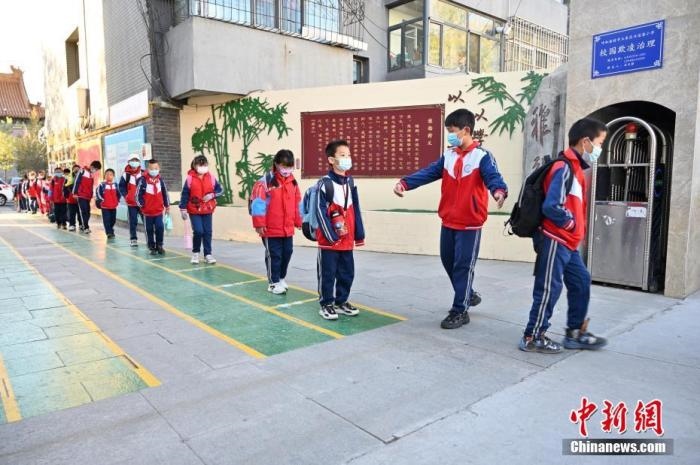 10月，呼和浩特市一所小學(xué)內(nèi)，學(xué)生間隔入校。 <a target='_blank' href='/'>中新社</a>記者 劉文華 攝