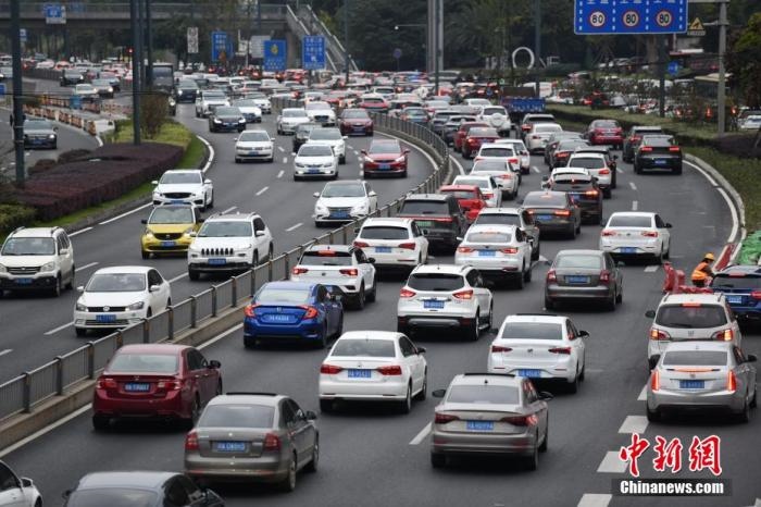 成都市劍南大道的早高峰，車輛排隊(duì)入城。張浪 攝