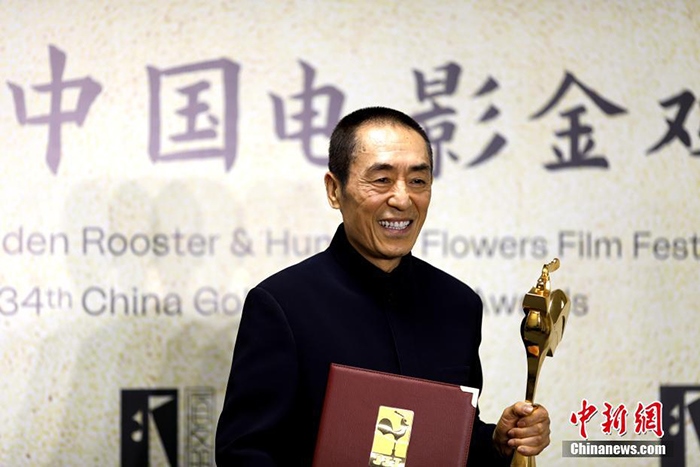 12月30日晚，第34屆中國電影金雞獎頒獎典禮在福建省廈門市舉行。張藝謀以執(zhí)導《懸崖之上》榮膺最佳導演獎。 <a target='_blank' href='/'>中新社</a>記者 呂明 攝