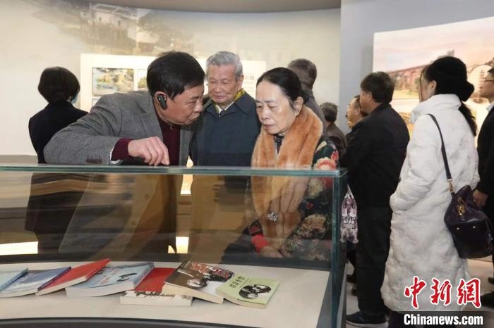 船政后裔在參觀新館。　陳曉靜 攝