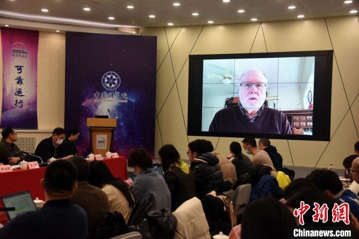 美國伊利諾伊大學(xué)教授理查德？克魯切爾通過視頻點評FAST測量星際磁場最新研究成果?！?lt;a target='_blank' href='/'>中新社</a>記者 孫自法 攝