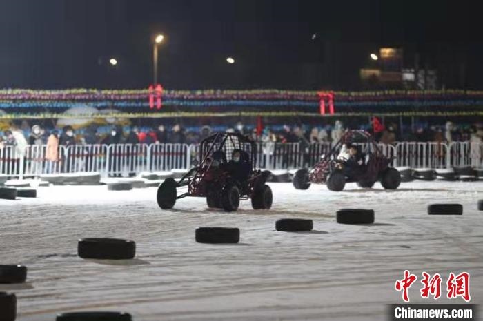 來(lái)吧，一起體驗(yàn)雪地越野車(chē)的刺激吧?！∮诤Ｑ?攝